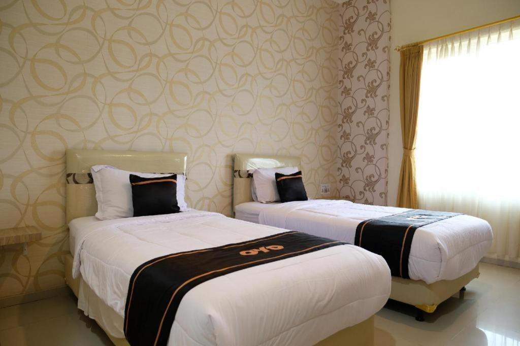 Oyo 1616 Hotel Central City 2 Танджунґпандан Екстер'єр фото
