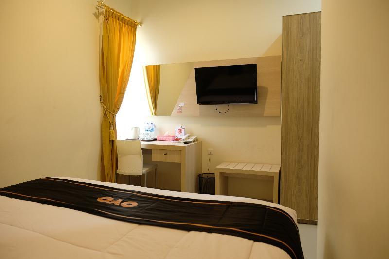Oyo 1616 Hotel Central City 2 Танджунґпандан Екстер'єр фото